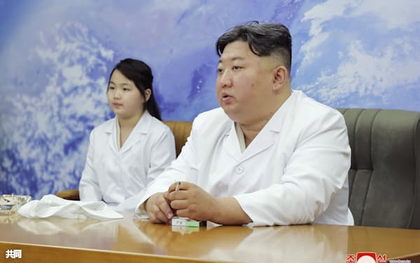 「非常設衛星発射準備委員会」を現地指導する北朝鮮の金正恩朝鮮労働党総書記(右)=16日(朝鮮中央通信=共同)