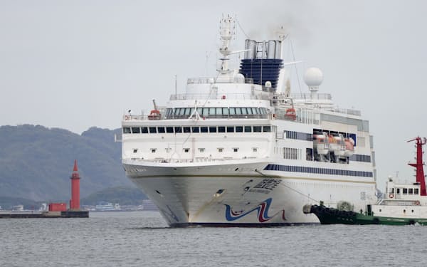 福岡市の博多港に入港する、中国の船会社が運航するクルーズ船「ブルードリームスター」（28日午前）＝共同