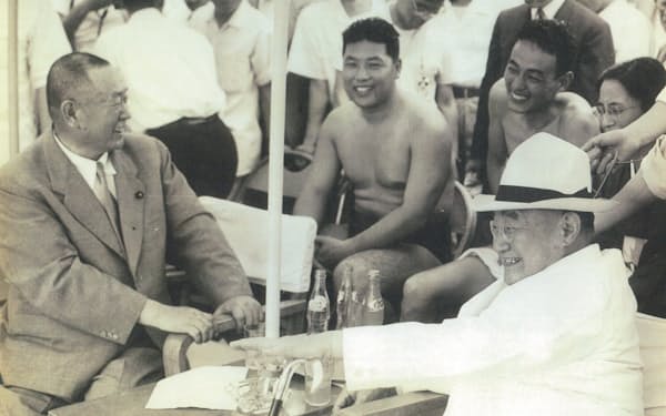 吉田茂元首相(手前右)、水泳選手の古橋広之進氏(中央)と談笑する康次郎(神奈川県大磯町)