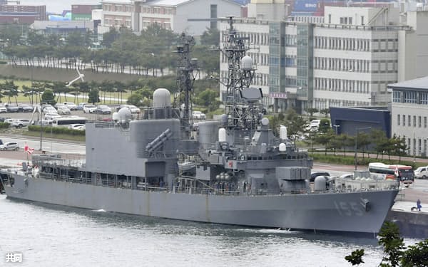 自衛艦旗である旭日旗を掲げて韓国・釜山に入港した海上自衛隊の護衛艦=共同