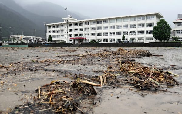 2020年7月の豪雨で泥やごみが流れ込んだ岐阜県の学校
