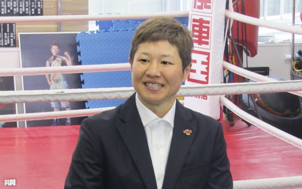 記者会見で現役引退を表明した女子ボクシングの藤岡奈穂子(29日、東京都大田区)=共同