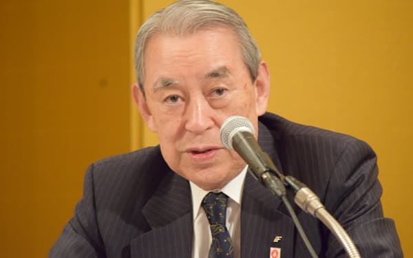 4期目の抱負を述べる関西経済連合会の松本正義会長（29日、大阪市）