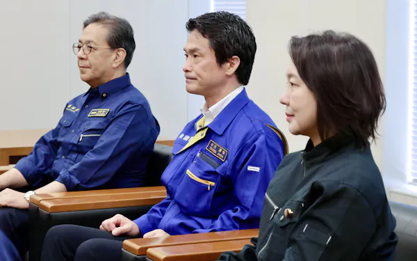 会談に臨む(右から)公明党の竹谷代表、中道改革連合の小川代表、立憲民主党の水岡代表(7月31日、国会内)