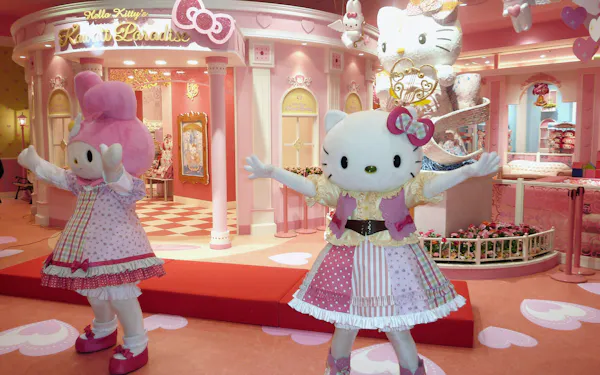 キャラクターブームのきっかけになった「ハローキティ」(右)=共同
