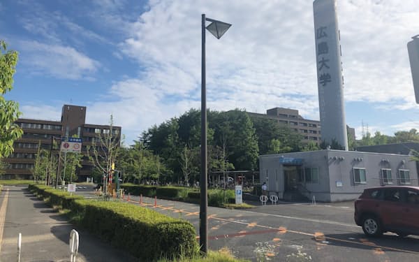 東広島キャンパス内約70棟の建物の屋根に太陽光パネルを設置する