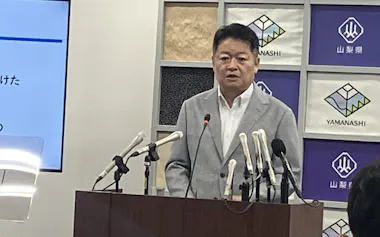 記者会見する長崎知事(甲府市)