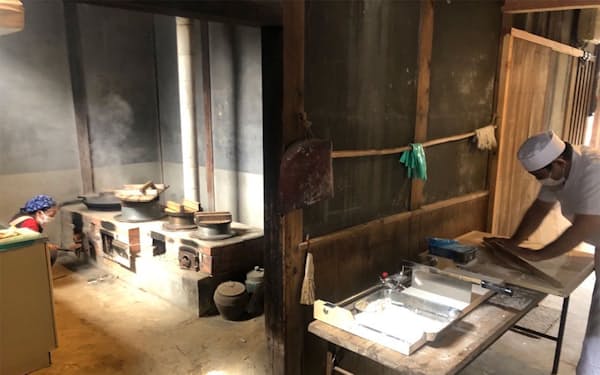 讃岐広島で丸亀製麺の従業員がうどんを作っている様子。今期か来期には、同社が「心の本店」と呼べるような場を島内につくる予定（出所：丸亀製麺）
