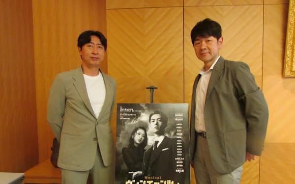 業務提携協定を結んだエイベックス・ピクチャーズ、前野展啓氏（右）と韓国のドラマ制作会社スタジオドラゴンのユ・ボンヨル氏（左）