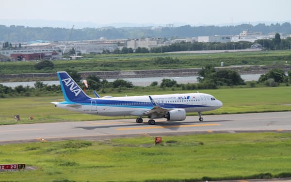 富山空港は日本で唯一、河川敷にある(富山市)