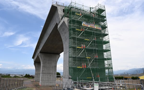 報道陣に公開されたリニア中央新幹線の高架橋区間(30日、山梨県富士川町)