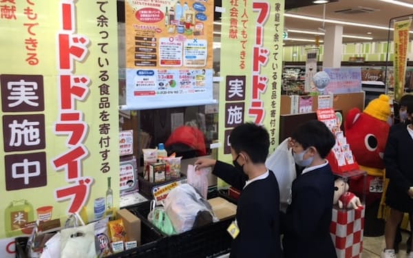 過去に実施したフードドライブの取り組みでは、多くの人が食品の寄付に訪れた(福井市のハーツ羽水店)
