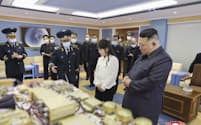 北朝鮮の国家宇宙開発局を現地指導する金正恩総書記（右端、4月18日、画像の一部が加工されています）＝朝鮮中央通信・共同