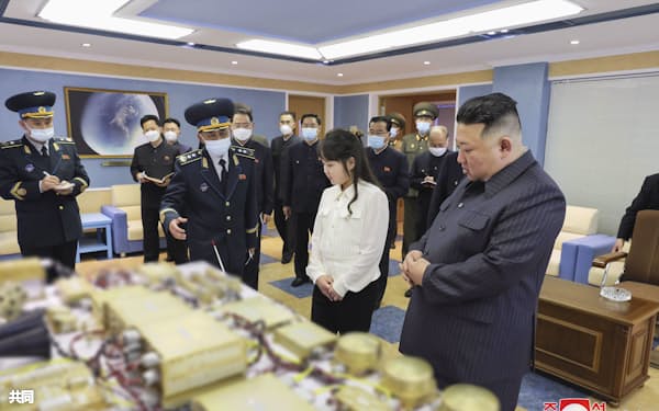 北朝鮮の国家宇宙開発局を現地指導する金正恩総書記(右端、4月18日、画像の一部が加工されています)=朝鮮中央通信・共同