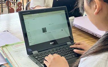 霞ヶ浦中学校の英語の授業で生成AIに質問する女子生徒(6月、茨城県かすみがうら市)