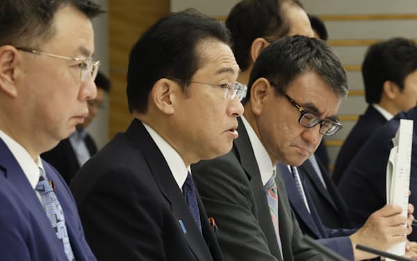 デジタル臨調の会合で発言する岸田首相（30日、首相官邸）