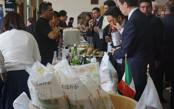 メキシコの飲食店関係者らが日本産の精米を試食した(30日、首都メキシコシティ)