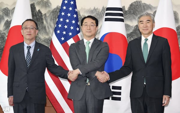 握手する(左から)日本外務省の船越健裕アジア大洋州局長、韓国外務省の金健・朝鮮半島平和交渉本部長、米国のソン・キム北朝鮮担当特別代表(4月、ソウル)=共同