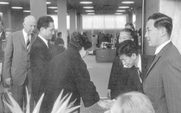 1962年に開店した西武百貨店ロサンゼルス店で来客に応対する堤清二（右端）
