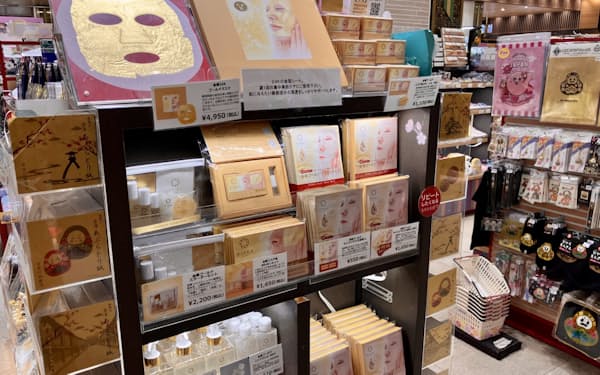 金沢駅の土産売り場は金箔が豊富。５月から秋にかけて値上げする製品も


