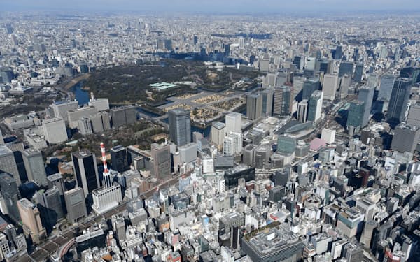 東京都心のビル群。中央右は東京駅、奥中央は皇居、中央左は霞が関の官庁街
