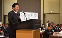 期成同盟会であいさつする静岡県の川勝知事と、出席した愛知県の大村秀章知事㊨(31日、東京都千代田区)