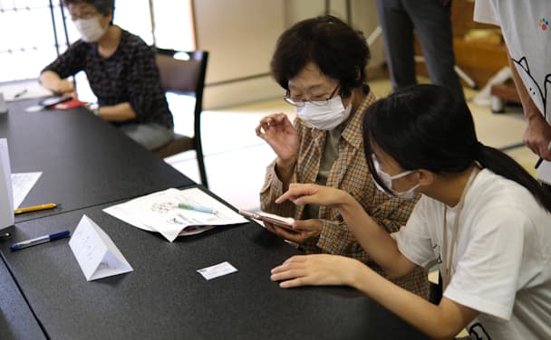 自治体向けに展開している「みんチャレ Healthcare フレイル予防」のサービスでは、参加者の高齢者向けにアプリの使い方講座なども組み合わせ、デジタルデバイドの解消も目指している（21年7月に東京都府中市で開催されたアプリの使い方講座）