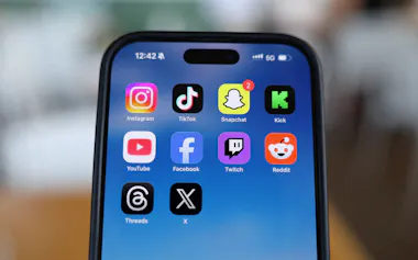 SNSアカウントの売買サイトではインスタグラム、ユーチューブ、TikTok、X、フェイスブックなどのアカウントが多数出品されている=ロイター