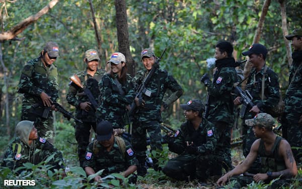 ミャンマー東部カイン州の国民防衛隊のメンバー(2021年12月)=ロイター