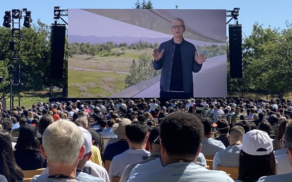 2022年のWWDCで基調講演するアップルのクックCEO