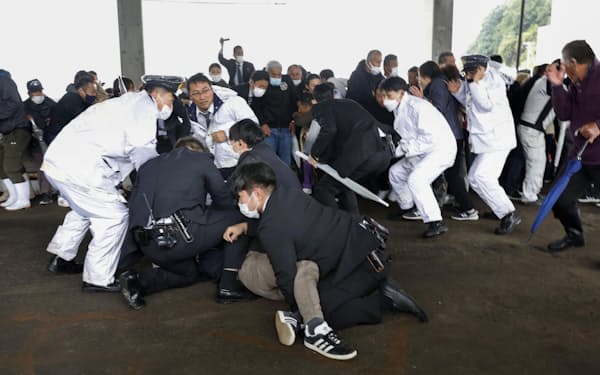 岸田首相の演説会場で男を取りおさえる警察官ら（4月15日、和歌山市）=共同