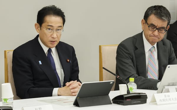 デジタル臨調の会合で発言する岸田首相。右は河野デジタル相（5月30日、首相官邸）