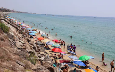 スペイン・バルセロナ近郊のビーチで海水浴をする人々(7月中旬)