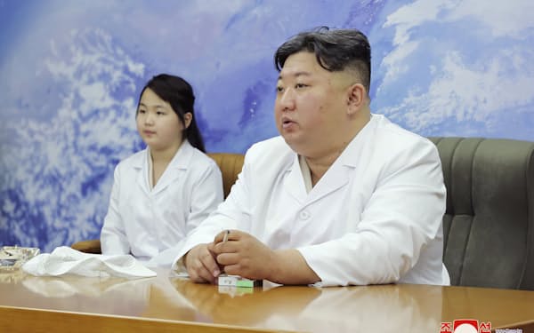 北朝鮮の金正恩朝鮮労働党総書記㊨（5月16日）＝朝鮮中央通信・共同