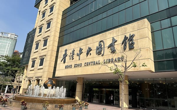 香港では公立図書館から政治的に「敏感」なテーマを扱う書籍の排除が進む（６月２日、香港中央図書館）