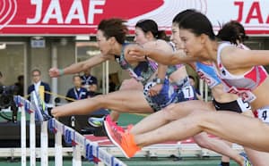 陸上日本選手権女子100メートル障害決勝、12秒95で優勝した寺田明日香（左端）。左から2人目は4位の福部真子（ヤンマースタジアム長居）=共同