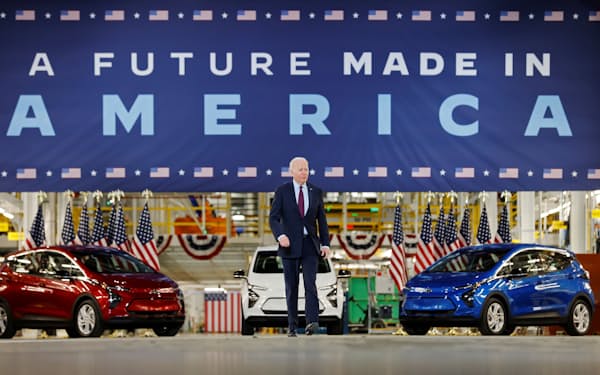 GMのEV生産工場を視察するバイデン米大統領。インフレ抑制法を機に北米でEV関連投資が急増（2021年11月）＝ロイター