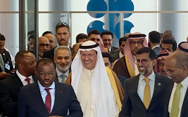 サウジアラビアのアブドルアジズ・エネルギー相㊥は投機筋の空売りをけん制していた（3日、ウィーンのOPEC本部）