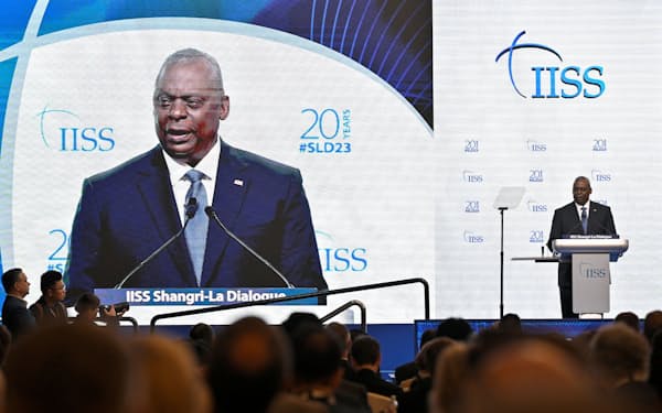 オースティン米国防長官は台湾有事なら「壊滅的だ」と話した(3日、シンガポール)=ロイター