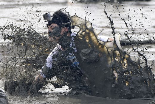 佐賀県鹿島市の有明海の干潟で「鹿島ガタリンピック」が4年ぶりに開かれた。海外からの参加者を含む約1500人が挑み、泥だらけになりながら競技を楽しんだ（4日午後）=共同