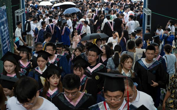 今年、中国では大学を卒業する予定の学生は過去最高の1160万人に達し、2019年に比べ40%増える見通しという=ロイター