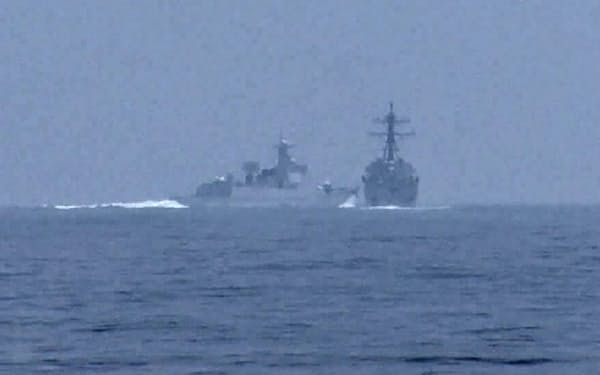 3日、台湾海峡で米海軍のミサイル駆逐艦（右）に接近する中国軍艦＝グローバルニュース提供・ロイター