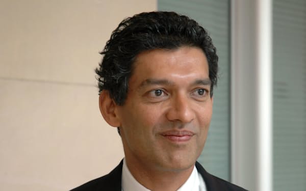 　Eswar Prasad　経済学部教授。ブルッキングス研究所のシニアフェロー。国際通貨基金（IMF）勤務を経て現職。