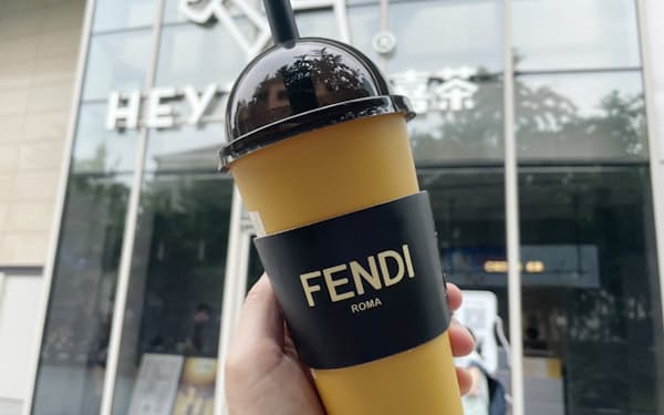 中国の人気飲料チェーン「喜茶（HEYTEA）」とイタリアの高級ファッションブランド「フェンディ」が期間限定でコラボした特製ドリンク「FENDI喜悦黄」