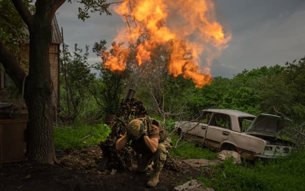 ウクライナ東部ドネツク州で迫撃砲を発射するウクライナ兵（ドネツク州バフムト、5月28日）＝AP
