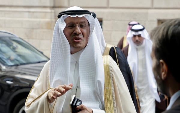 OPEC本部に到着したサウジアラビアのアブドルアジズ・エネルギー相（４日、ウィーン）＝ロイター