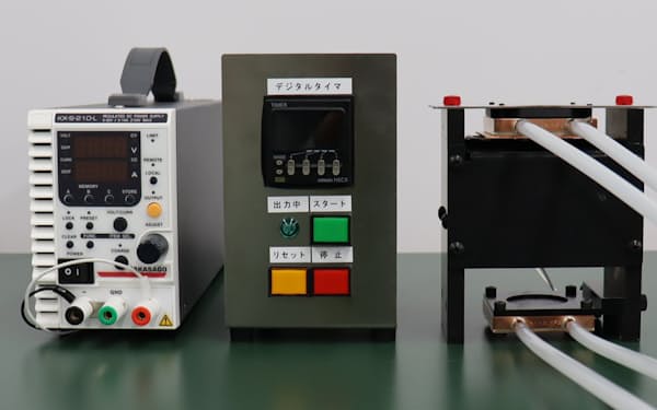 紫外線の殺菌効果を調べる装置のセット（左から電源、タイマー、照射装置）