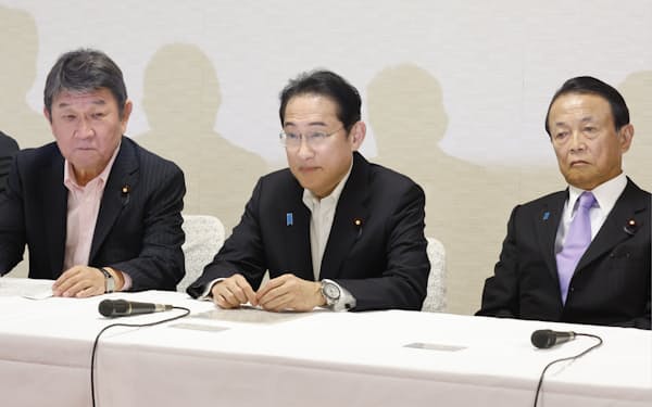 自民党役員会に臨む(左から)茂木幹事長、岸田首相、麻生副総裁(5日、党本部)