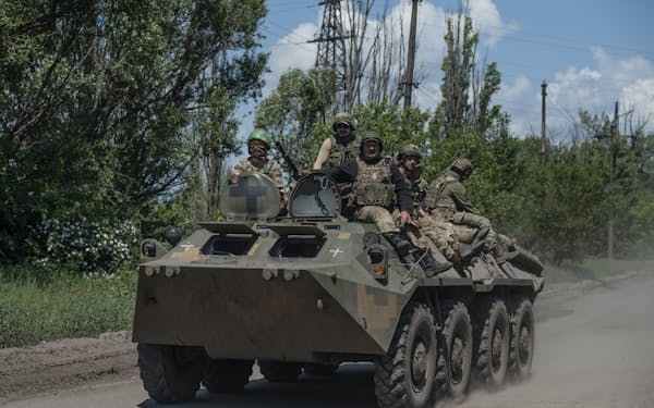 前線で移動するウクライナ軍兵士（5日）=Iryna Rybakova提供・AP