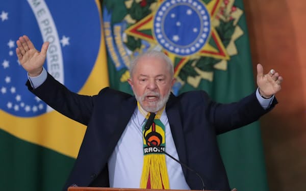 演説するルラ大統領（5日、ブラジリア）=AP
